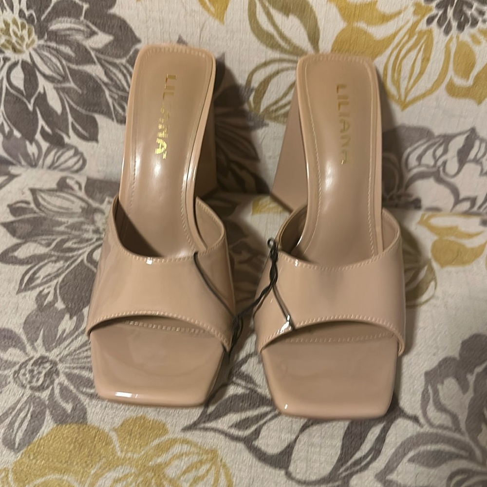 Nude heels 👠